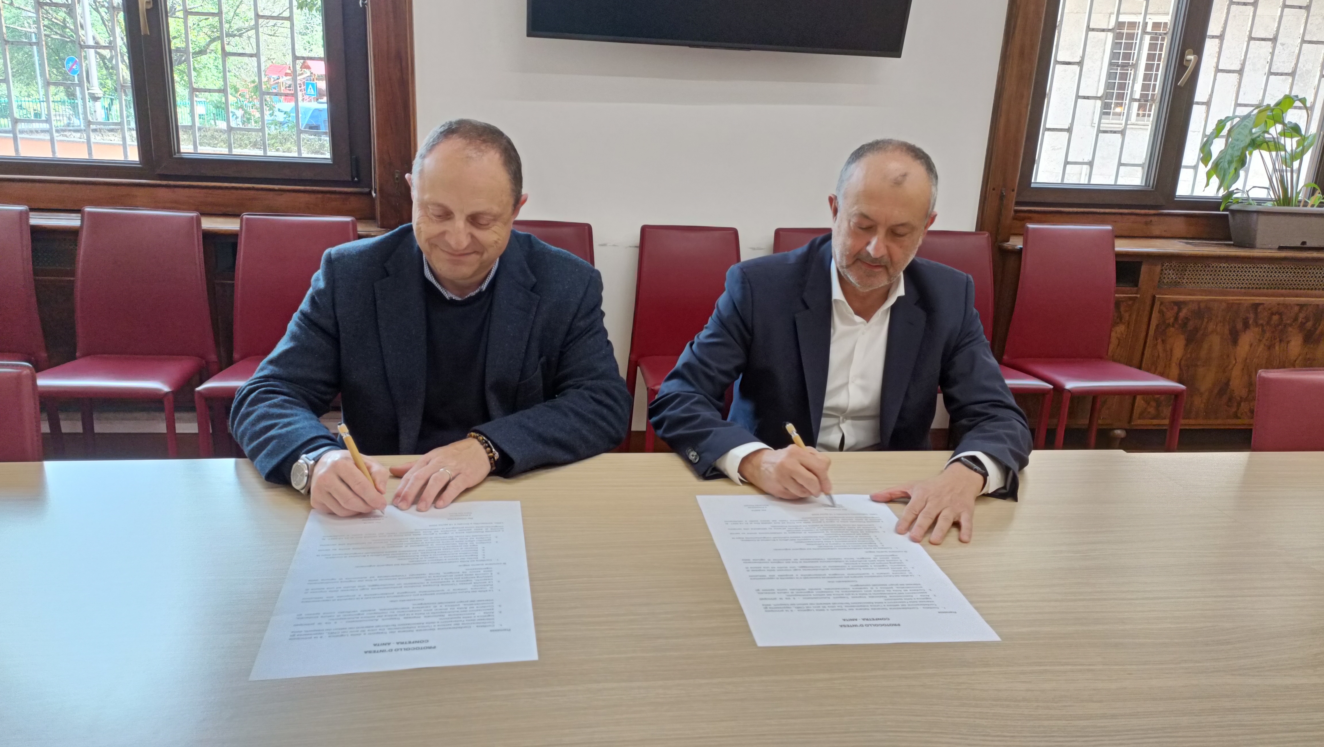 Comunicato stampa - CONFETRA e ANITA rafforzano la loro collaborazione. Siglato un protocollo d'intesa sui temi strategici per il settore trasporti e logistica
